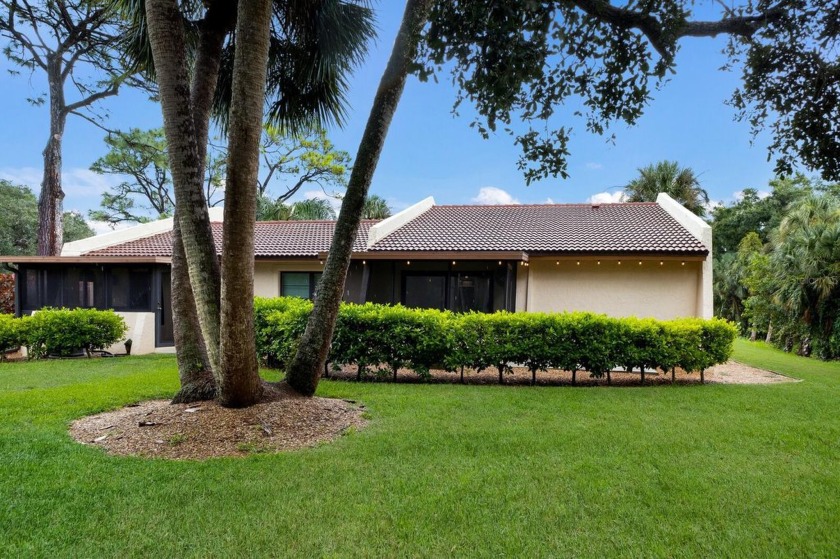 Welcome to this attractive and completely remodeled 2-bed - Beach Condo for sale in Sarasota, Florida on Beachhouse.com