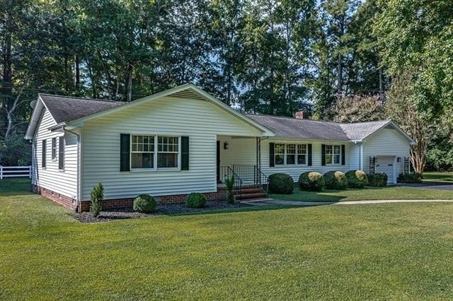 Welcome to this charming home in Indian Creek Estates located on - Beach Home for sale in Kilmarnock, Virginia on Beachhouse.com