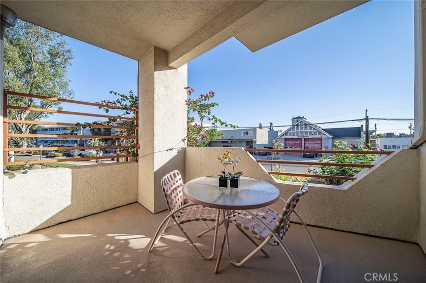 Welcome to this great condo in Bixby Knolls Terrace, a quiet - Beach Condo for sale in Long Beach, California on Beachhouse.com