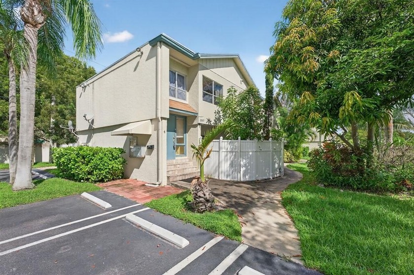 Beautifully maintained 2 bedroom / 1.5 bathroom townhome - Beach Condo for sale in Pompano Beach, Florida on Beachhouse.com