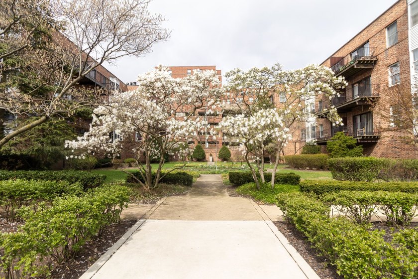 Top-floor living in a truly unbeatable location! This - Beach Condo for sale in Evanston, Illinois on Beachhouse.com