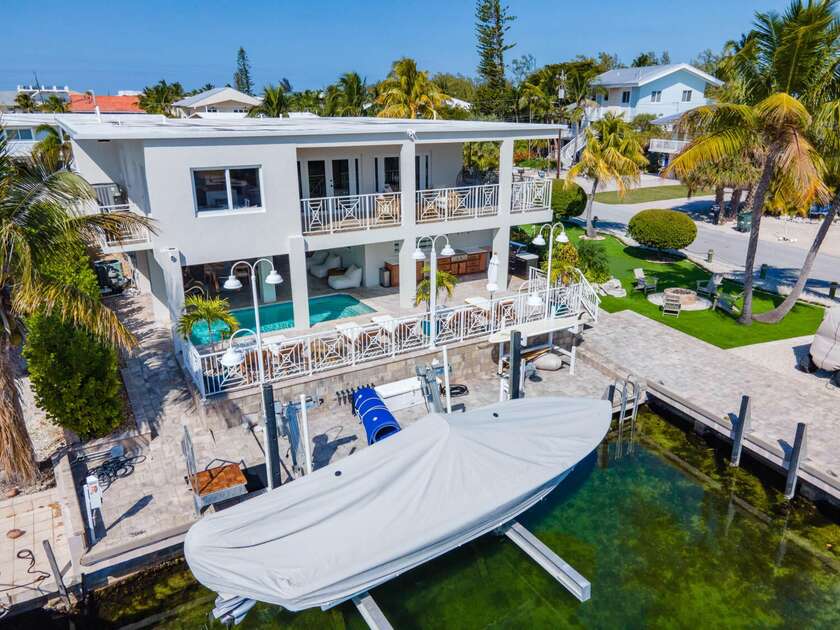 This Port Antigua beauty is your private mini-resort! It is - Beach Home for sale in Islamorada, Florida on Beachhouse.com