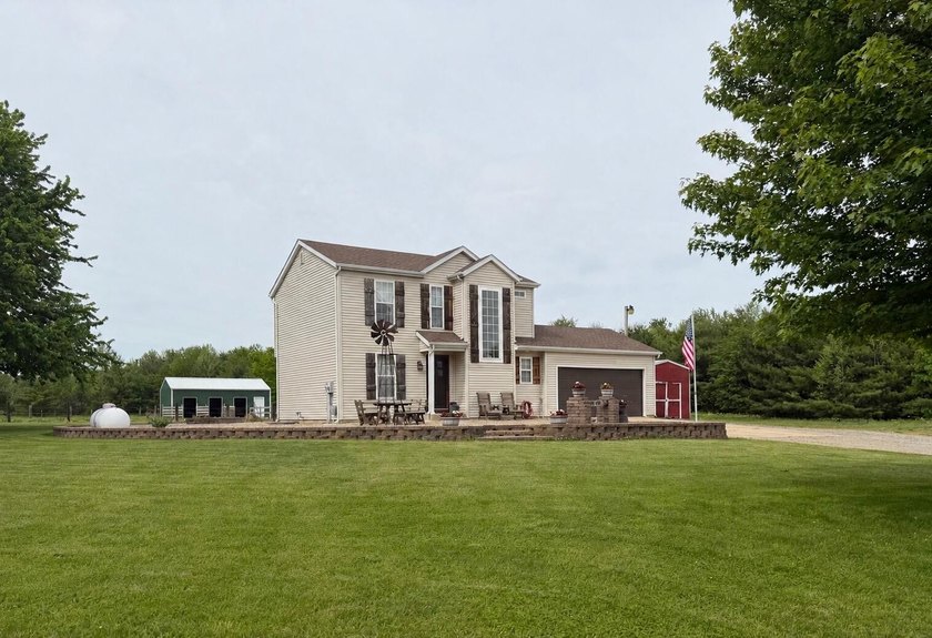 Beautiful 4 bedroom, 2.5 bathroom, partially finished basement - Beach Home for sale in Eau Claire, Michigan on Beachhouse.com