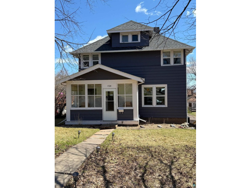 Move in and enjoy this lovely 3 bedroom, 2 bathroom traditional - Beach Home for sale in Duluth, Minnesota on Beachhouse.com