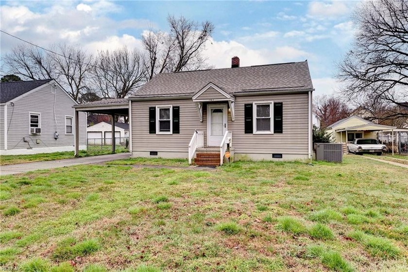 Charming bungalow featuring 2 bedrooms and 1 full bath - Beach Home for sale in Hampton, Virginia on Beachhouse.com