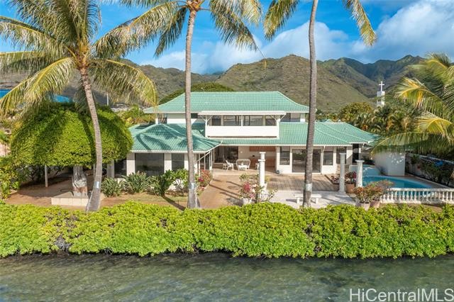 An ocean lover's dream! This rarely available home boasts - Beach Home for sale in Honolulu, Hawaii on Beachhouse.com