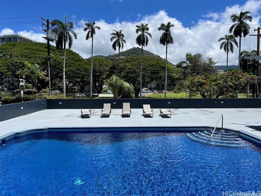This 2-bedroom, 1.5-bath condo features a smart layout with two - Beach Condo for sale in Honolulu, Hawaii on Beachhouse.com