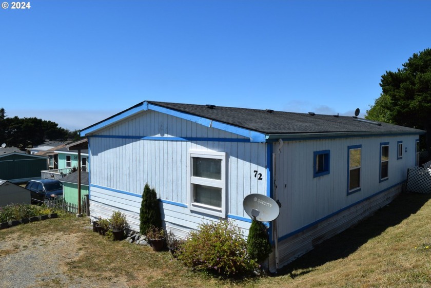 PANORAMIC OCEAN VIEWS! This three bedroom, two full bath home - Beach Home for sale in Gold Beach, Oregon on Beachhouse.com