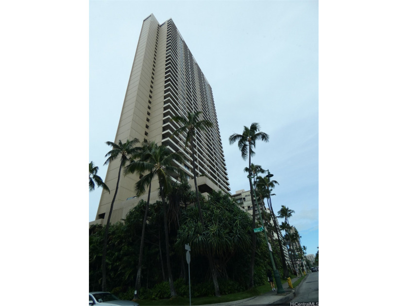 Very well kept building with guest stalls, pool, sauna and - Beach Condo for sale in Honolulu, Hawaii on Beachhouse.com