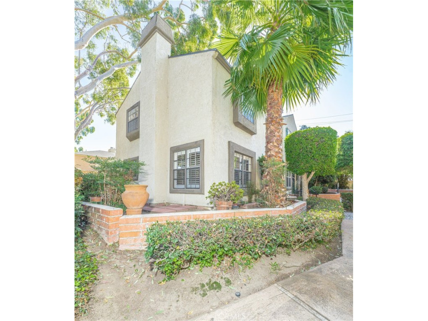 Situated in an ideal cul-de-sac location, this home offers up so - Beach Townhome/Townhouse for sale in Santa Ana, California on Beachhouse.com