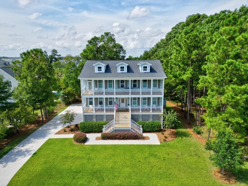 Welcome Home!  This turn key home is an absolute showstopper - Beach Home for sale in Mount Pleasant, South Carolina on Beachhouse.com