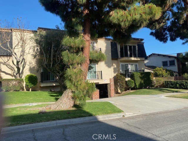 Own a piece of the the Hollywood Riviera with this beautiful - Beach Home for sale in Redondo Beach, California on Beachhouse.com