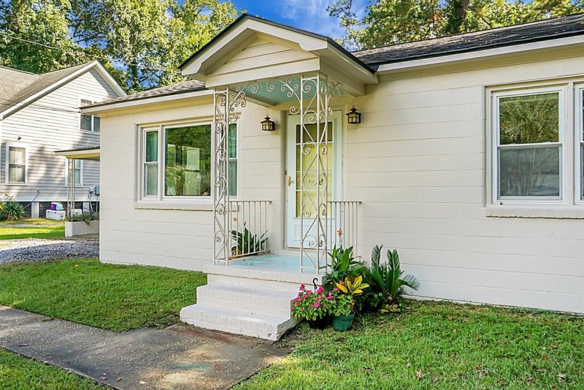 3/2 Freshly-painted home with a Mother-in-law Suite located in - Beach Home for sale in Charleston, South Carolina on Beachhouse.com