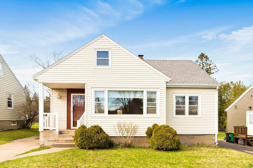 Opportunity knocks in Lakeside/Lester Park! This 4-bedroom - Beach Home for sale in Duluth, Minnesota on Beachhouse.com
