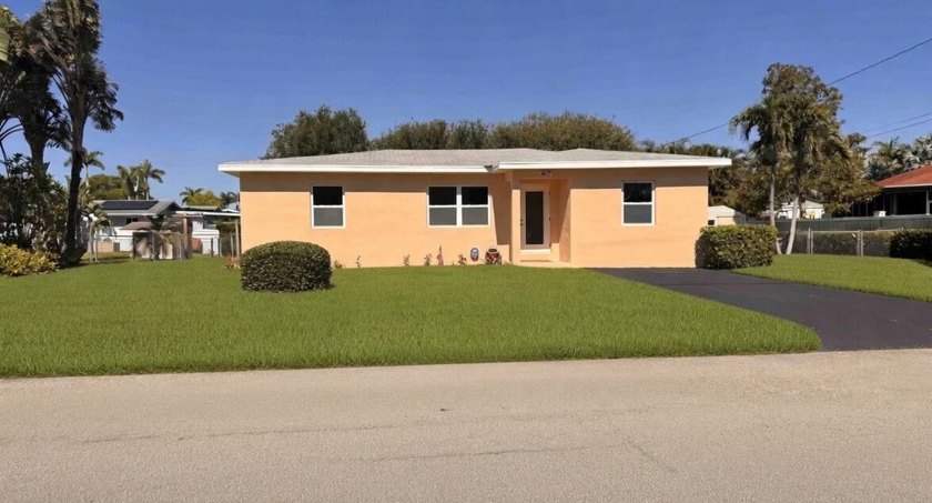 Stunning Waterfront Backyard Oasis with Serene Lakefront Views** - Beach Home for sale in West Palm Beach, Florida on Beachhouse.com