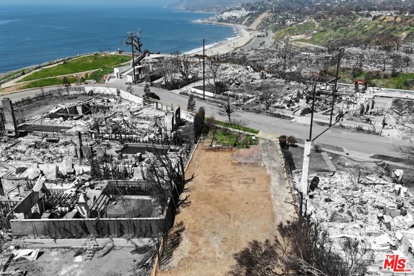 Located at the famed Via Bluffs, this 7,628-square-foot lot - Beach Lot for sale in Pacific Palisades, California on Beachhouse.com