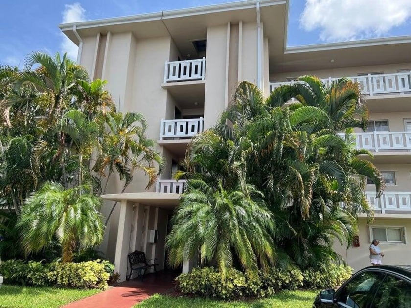 Corner Penthouse unit with amazing view of the lake.  All impact - Beach Condo for sale in Lake Worth, Florida on Beachhouse.com