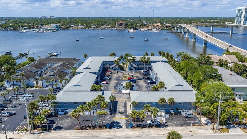 Great investment opportunity! This unit is renovated and tenant - Beach Condo for sale in Daytona Beach, Florida on Beachhouse.com