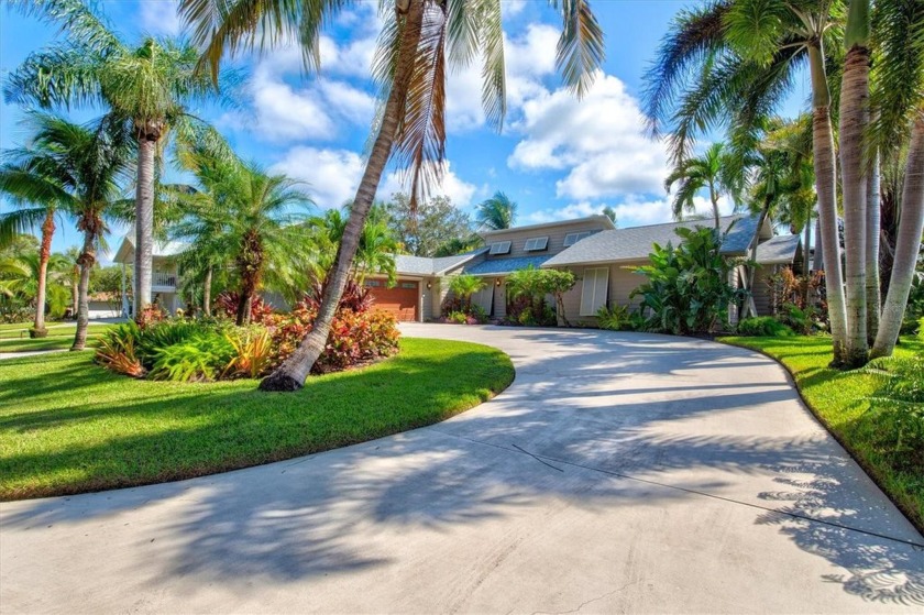 NO FLOOD or DAMAGE to this luxurious home. A newly transformed - Beach Home for sale in Palmetto, Florida on Beachhouse.com