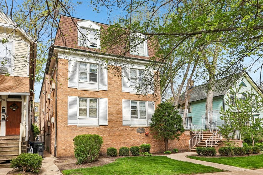 Bright and spacious 2 bed, 1 bath condo ideally located in - Beach Condo for sale in Evanston, Illinois on Beachhouse.com