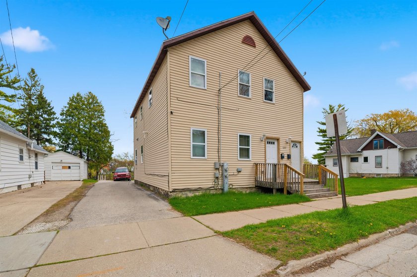 Investor alert on this upper/lower duplex in the heart of Green - Beach Lot for sale in Green Bay, Wisconsin on Beachhouse.com