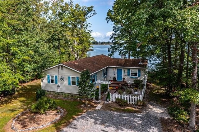 Take refuge at this charming waterfront Cottage located in - Beach Home for sale in Heathsville, Virginia on Beachhouse.com