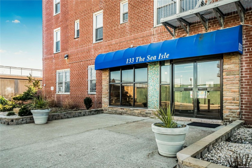 Fantastic 1BR Co-Op apt with Spectacular Ocean view. This - Beach Home for sale in Rockaway Park, New York on Beachhouse.com