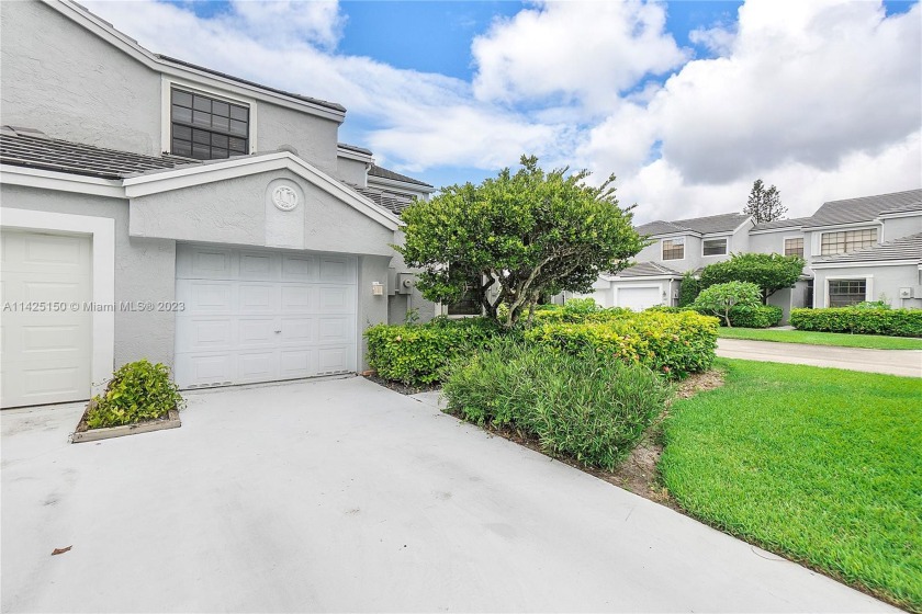 Gorgeous 3bed/2.5bath fee-simple corner townhouse in the much - Beach Townhome/Townhouse for sale in Tamarac, Florida on Beachhouse.com