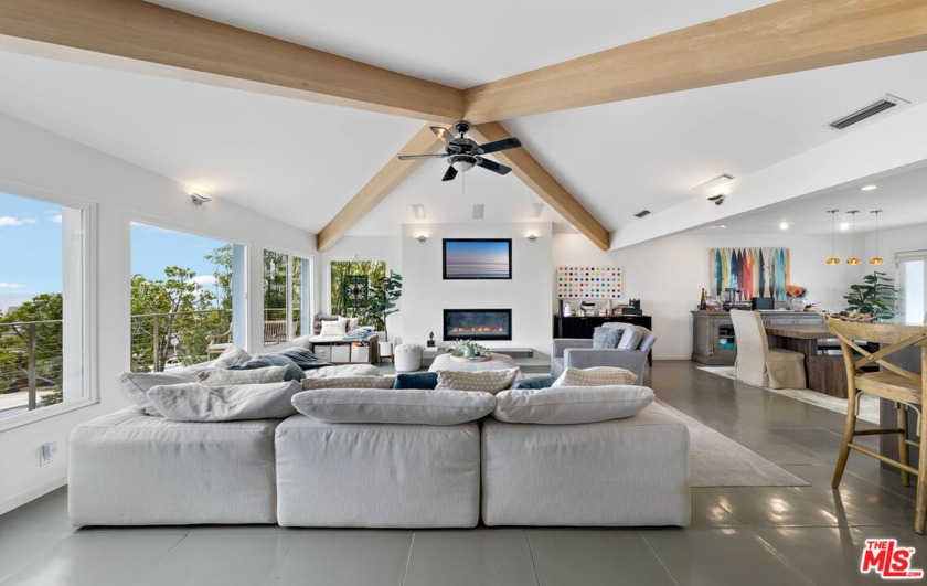 Welcome to your luxurious retreat in the Pacific Palisades - Beach Home for sale in Pacific Palisades, California on Beachhouse.com