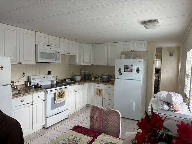 Nestled in a serene 55+ community, this well-kept mobile home - Beach Home for sale in Fort Lauderdale, Florida on Beachhouse.com