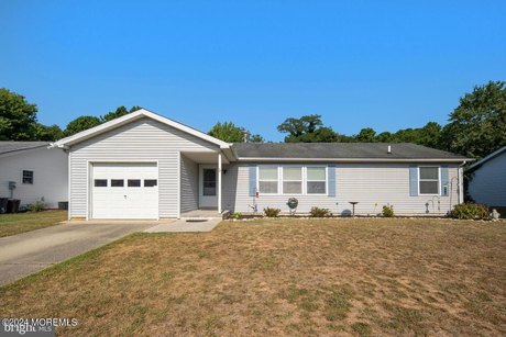 Waretown, NJ, This 3 bed 2 bath home offers A split floor that - Beach Home for sale in Waretown, New Jersey on Beachhouse.com