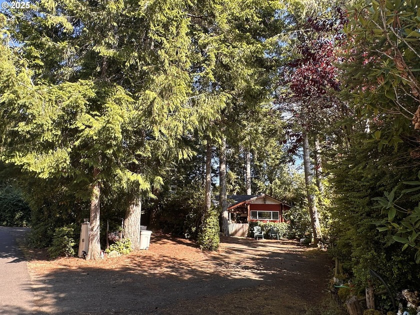 This Coast Village property has a one-bedroom main house with a - Beach Home for sale in Florence, Oregon on Beachhouse.com