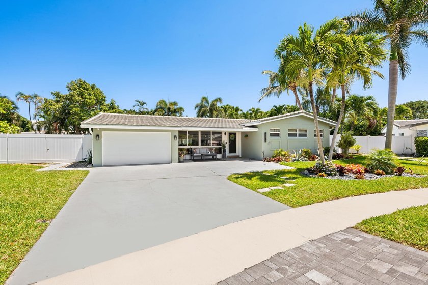 Extra-spacious, light and bright, 2 BR, 2 BA home offers all - Beach Home for sale in Lighthouse Point, Florida on Beachhouse.com