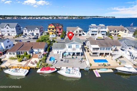 Featured Listing! Welcome to this lovely waterfront oasis! Enjoy - Beach Home for sale in Toms River, New Jersey on Beachhouse.com