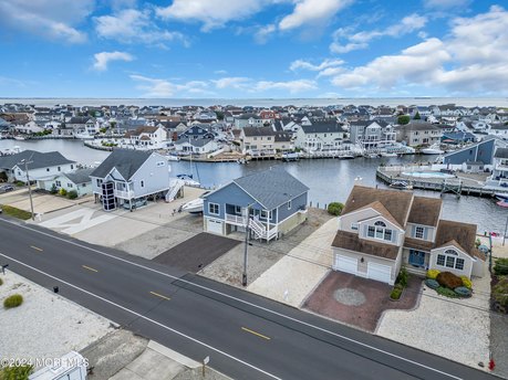 Waterfront! This turnkey gem was designed and constructed in - Beach Home for sale in Forked River, New Jersey on Beachhouse.com