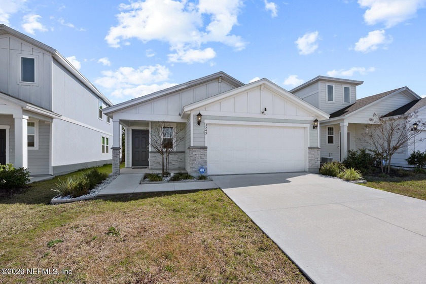 Move-in Ready Home in Lakes at Bella Lago! Enjoy a year-young - Beach Home for sale in Green Cove Springs, Florida on Beachhouse.com