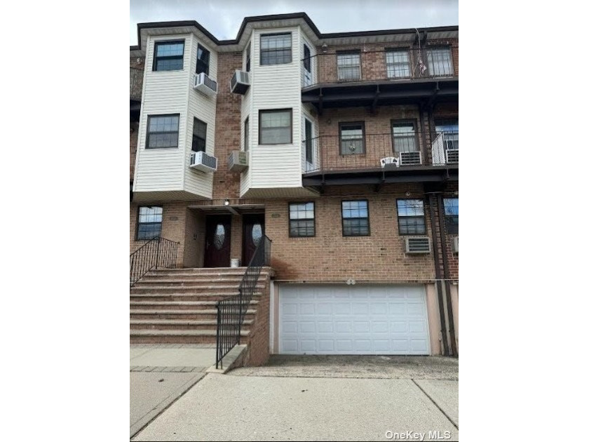 Discover This perfect Duplex Condo That Has 3 Bedrooms, 3 - Beach Condo for sale in Howard Beach, New York on Beachhouse.com