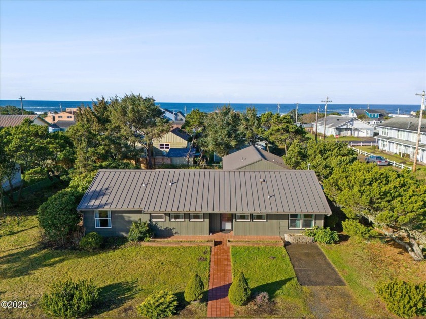 A well-maintained 3-bedroom, 2-bathroom single-level ranch-style - Beach Home for sale in Newport, Oregon on Beachhouse.com