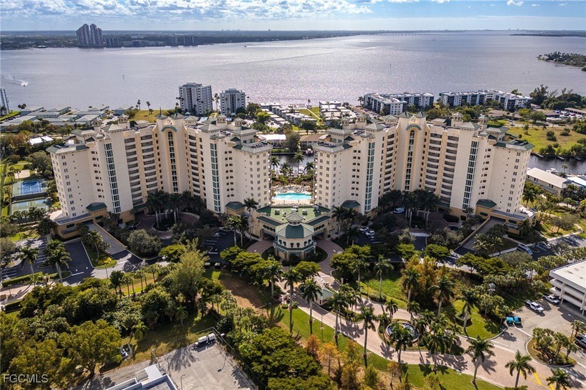 This 3 bedroom 2.5 bath condo has 10 foot ceilings, 2 Parking - Beach Condo for sale in North Fort Myers, Florida on Beachhouse.com