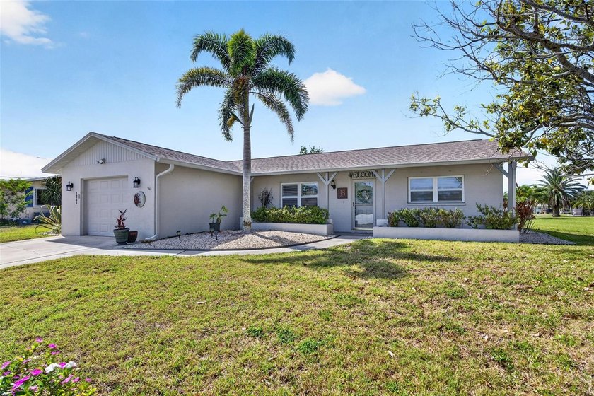 FURNISHED! CHARMING 2 BEDROOM, 2 BATH, 1-CAR GARAGE, LAKEFRONT - Beach Home for sale in Englewood, Florida on Beachhouse.com
