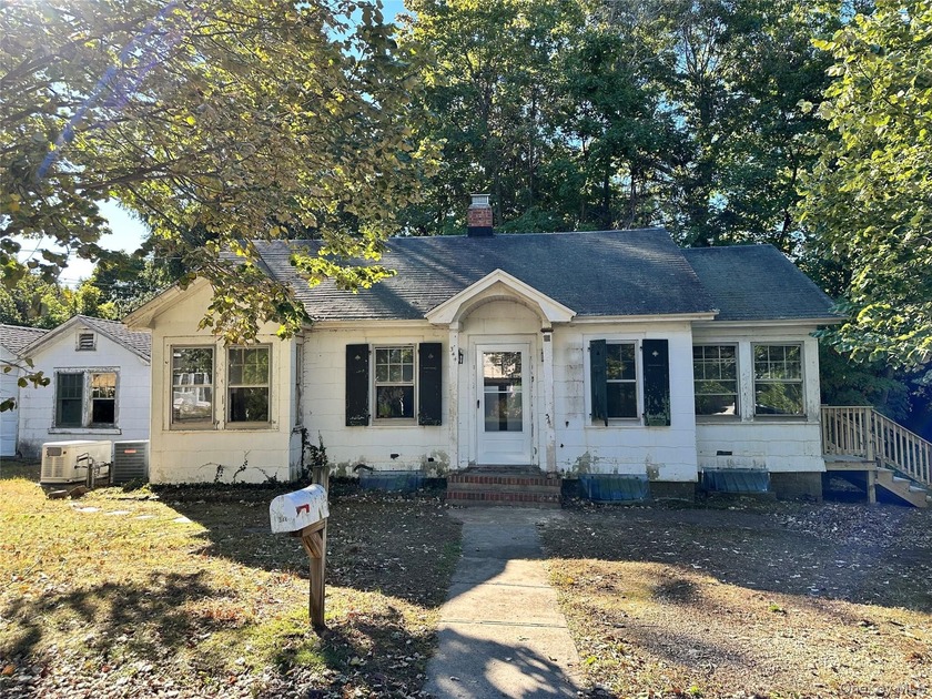 Charming 2-bedroom, 1-bath Cottage with 1-car detached garage - Beach Home for sale in Centerport, New York on Beachhouse.com