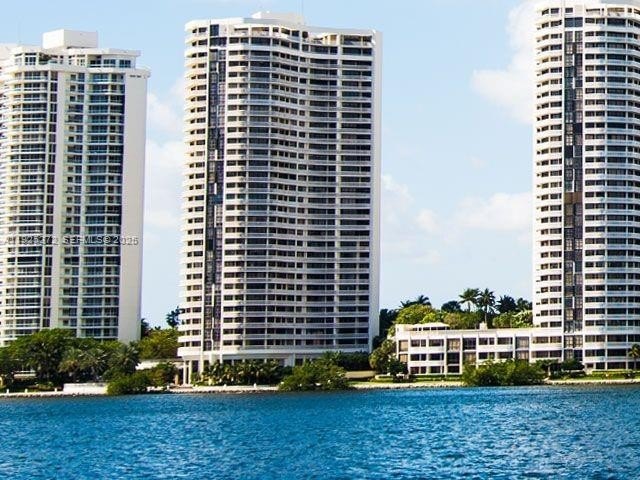Gorgeous 2 Bedroom + Den (can be enclosed as a 3rd bedroom) / 2 - Beach Condo for sale in Aventura, Florida on Beachhouse.com