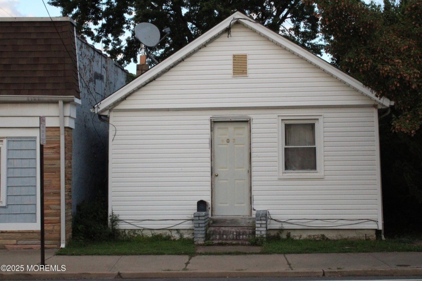 Single family home located in Union Beach. A 738 sq ft one level - Beach Home for sale in Union Beach, New Jersey on Beachhouse.com