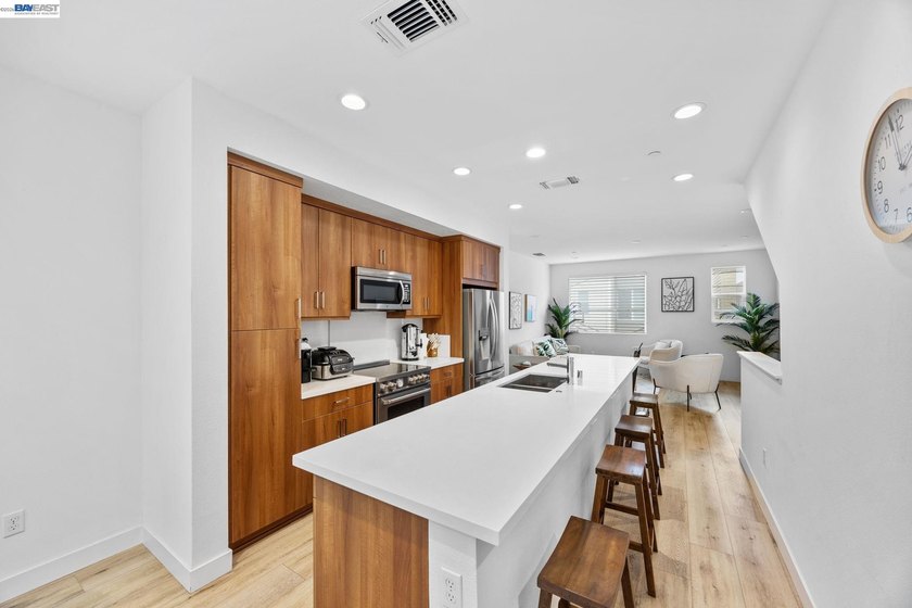 Experience modern living in this stunning 2-bedroom, 2.5-bath - Beach Condo for sale in Oakland, California on Beachhouse.com