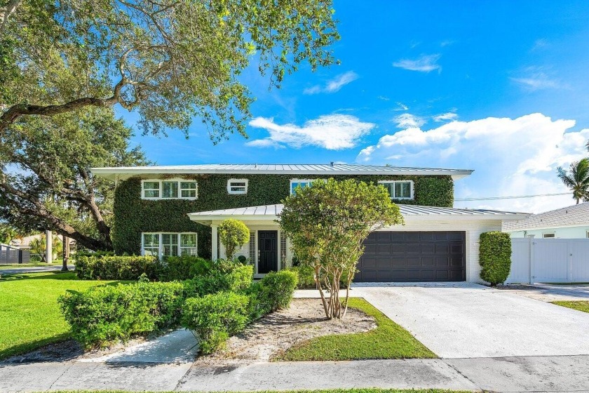 Welcome to 900 SW 16th St, Boca Raton, FL - a stunning 4-bedroom - Beach Home for sale in Boca Raton, Florida on Beachhouse.com