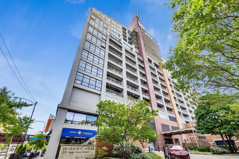 Rarely available and move-in ready, this sun-soaked 2 bed / 2 - Beach Condo for sale in Chicago, Illinois on Beachhouse.com