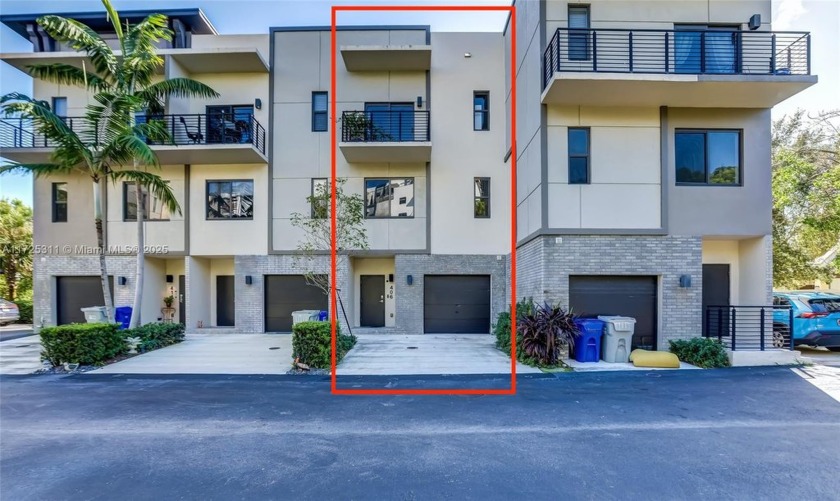 Newer construction tri-level townhome, on the water, with marina - Beach Townhome/Townhouse for sale in Pompano Beach, Florida on Beachhouse.com