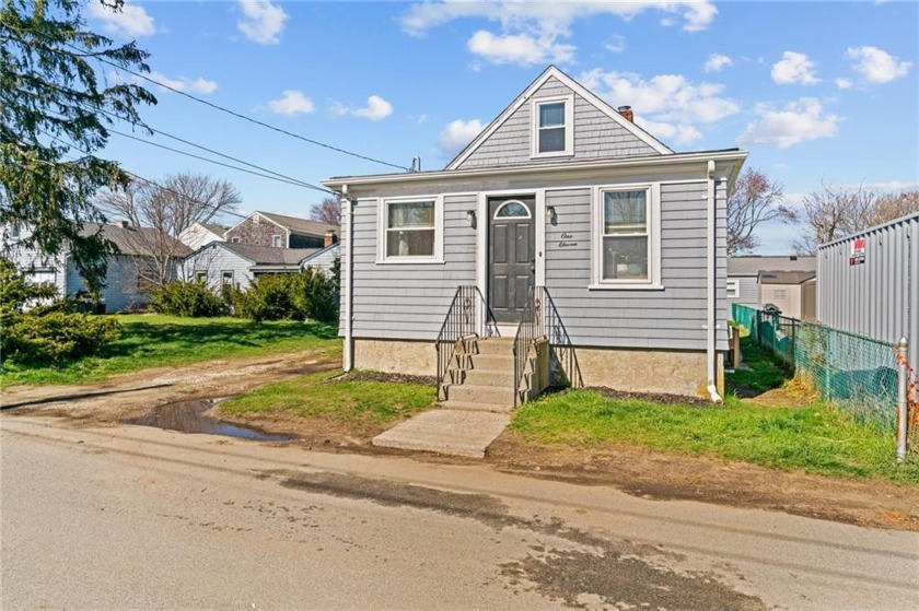 Updated 2 bed, 1 bath cottage within walking distance to the - Beach Home for sale in Portsmouth, Rhode Island on Beachhouse.com