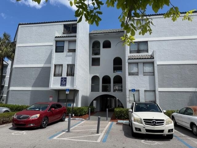 Lovely nicely kept condo unit with 1 bed and 1.5 baths. Freshly - Beach Condo for sale in West Palm Beach, Florida on Beachhouse.com