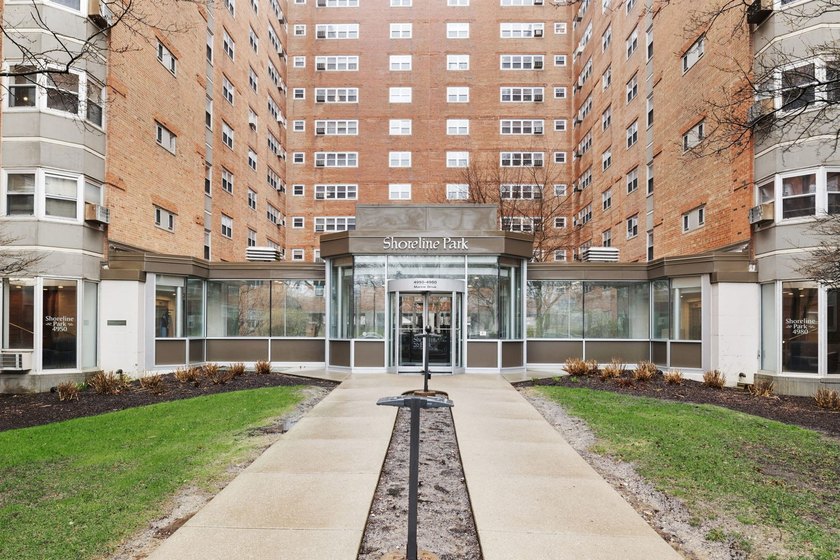 MULTIPLE OFFERS RECEIVED. H&B BY 6 PM, 4/28. Spacious - Beach Condo for sale in Chicago, Illinois on Beachhouse.com